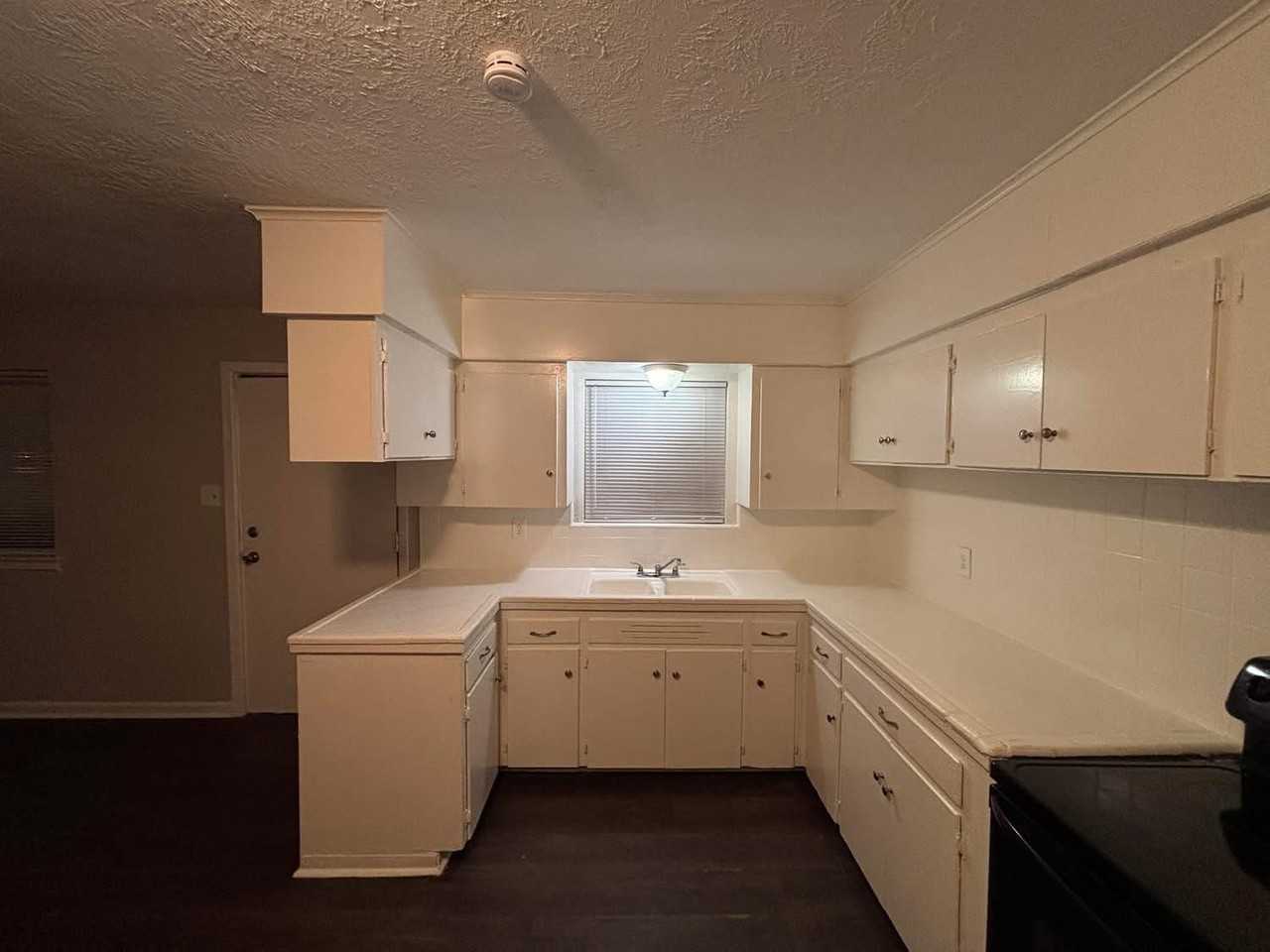 810 1st St #19 - Photo 3 of 10