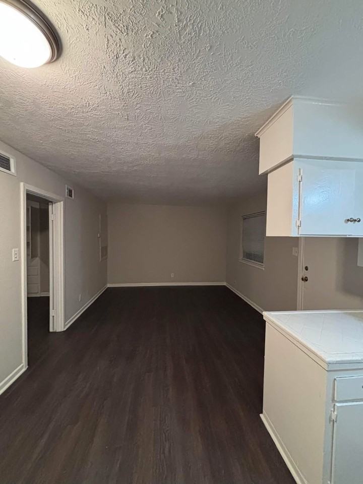 810 1st St #19 - Photo 5 of 10