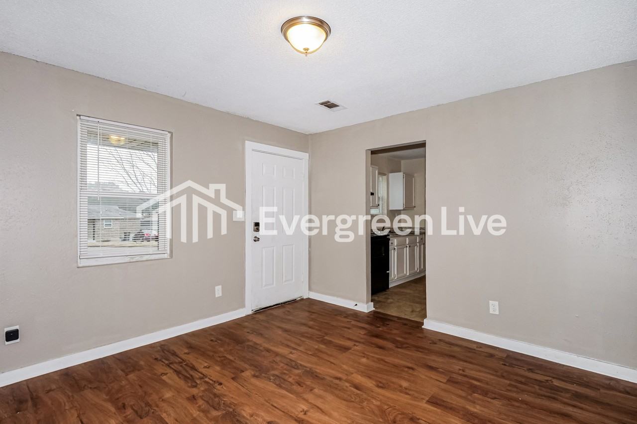 837 Pitney Ln - Photo 5 of 16