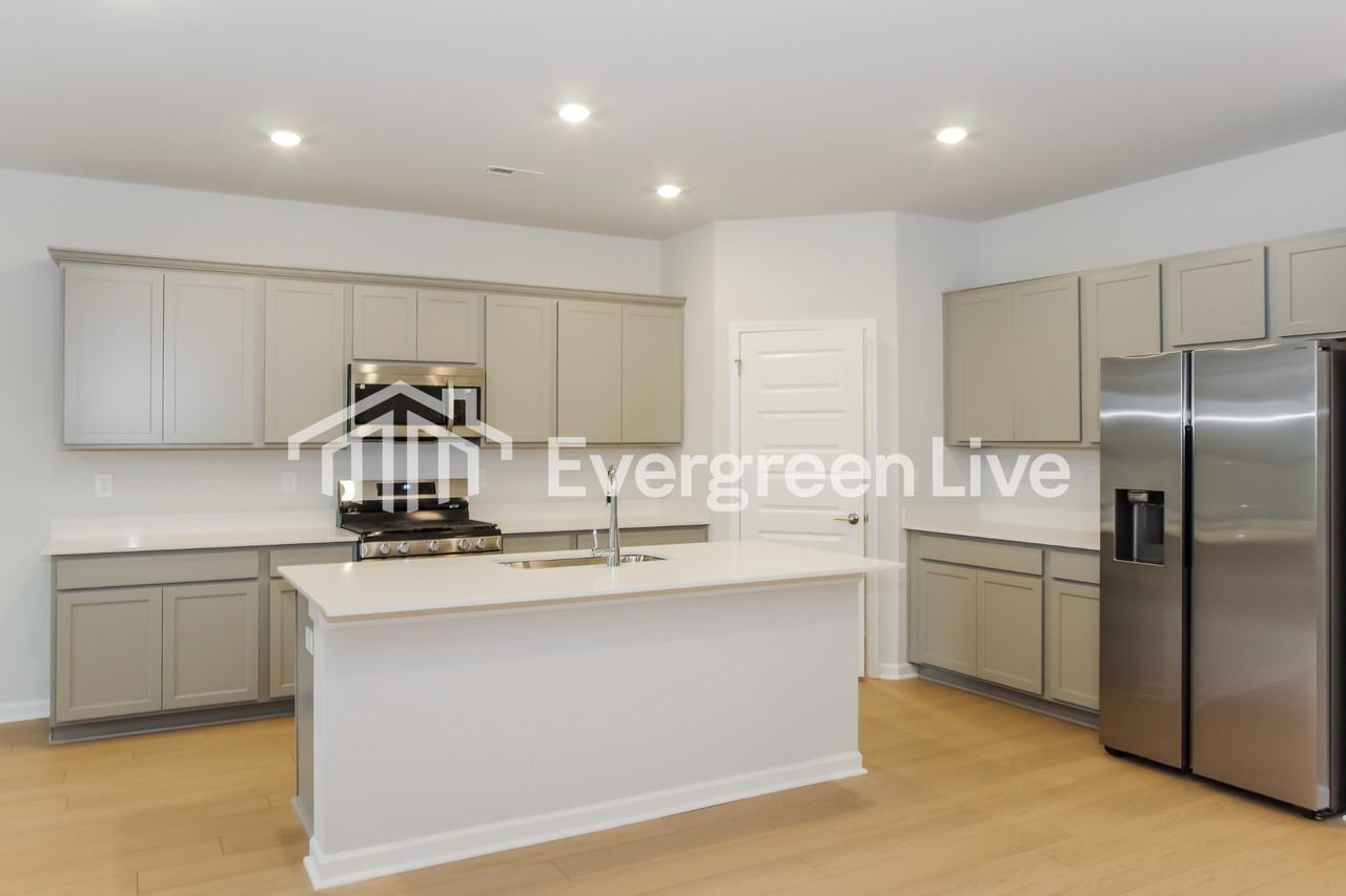 300 Pond Spring Dr - Photo 4 of 15