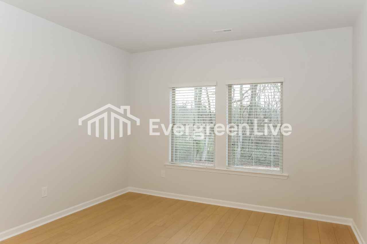 300 Pond Spring Dr - Photo 7 of 15