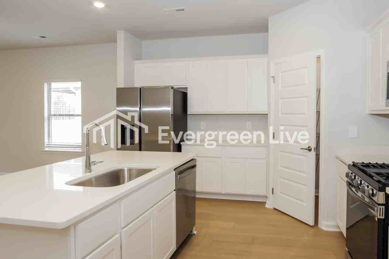 154 Fenwick Pl - Photo 7 of 15