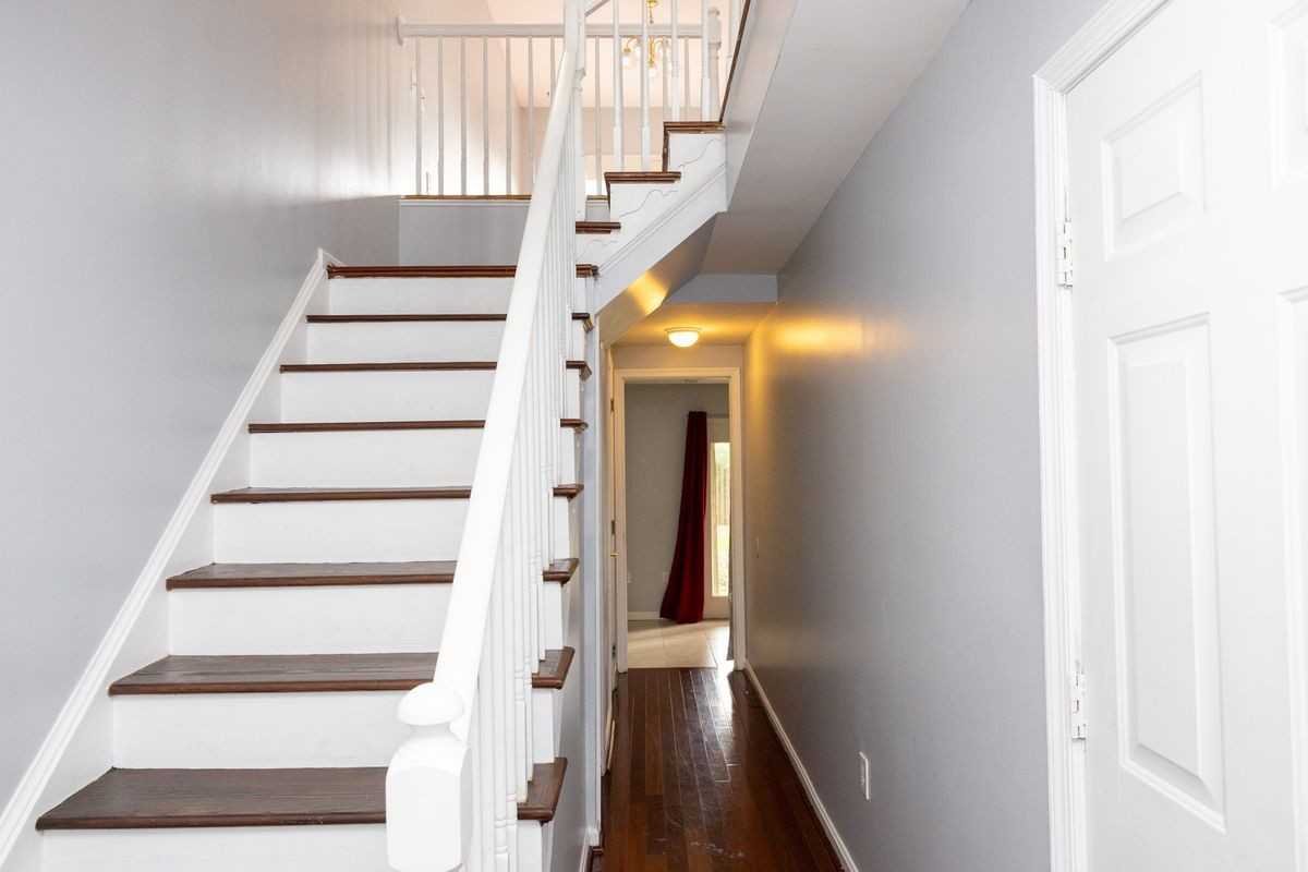 58 Victoria Sq - Photo 2 of 23