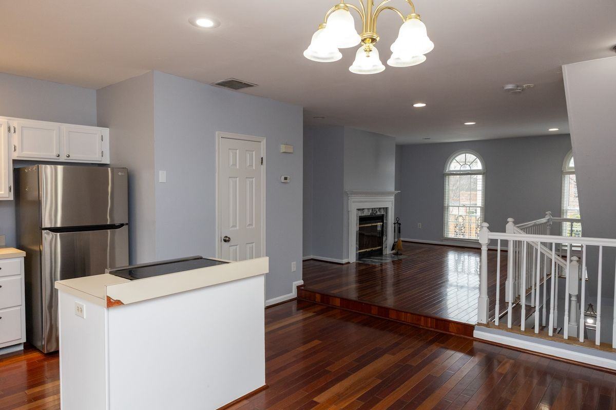 58 Victoria Sq - Photo 3 of 23