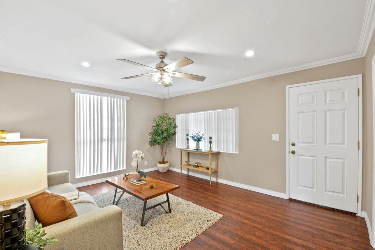 13439 Roselle Ave - Photo 3 of 19