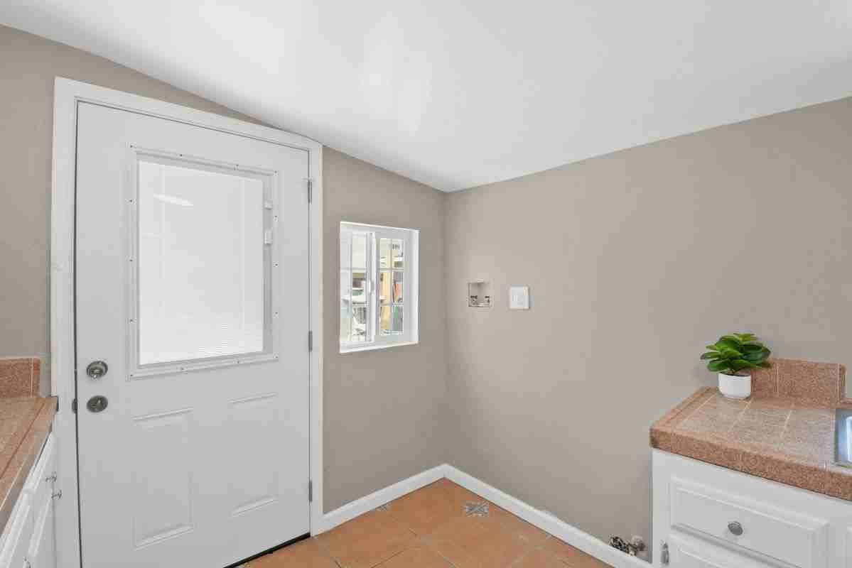 13439 Roselle Ave - Photo 4 of 19