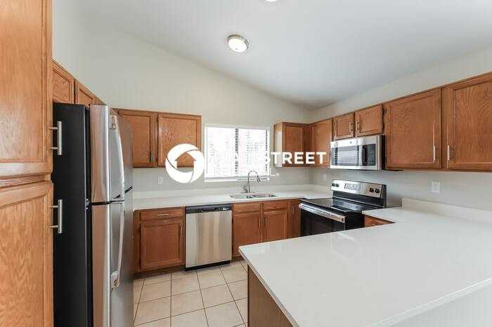 7828 N Roundstone Dr - Photo 6 of 16