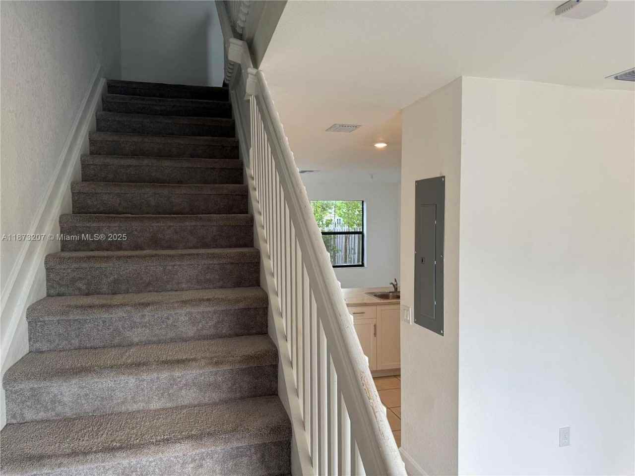 607 Ne 208th Ter - Photo 3 of 16