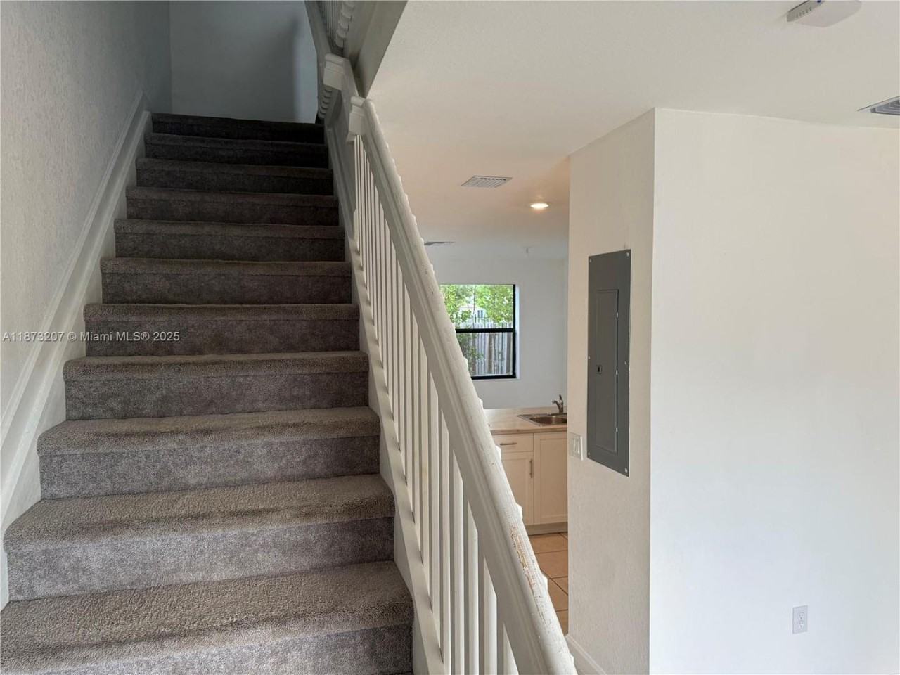 607 Ne 208th Ter - Photo 4 of 16