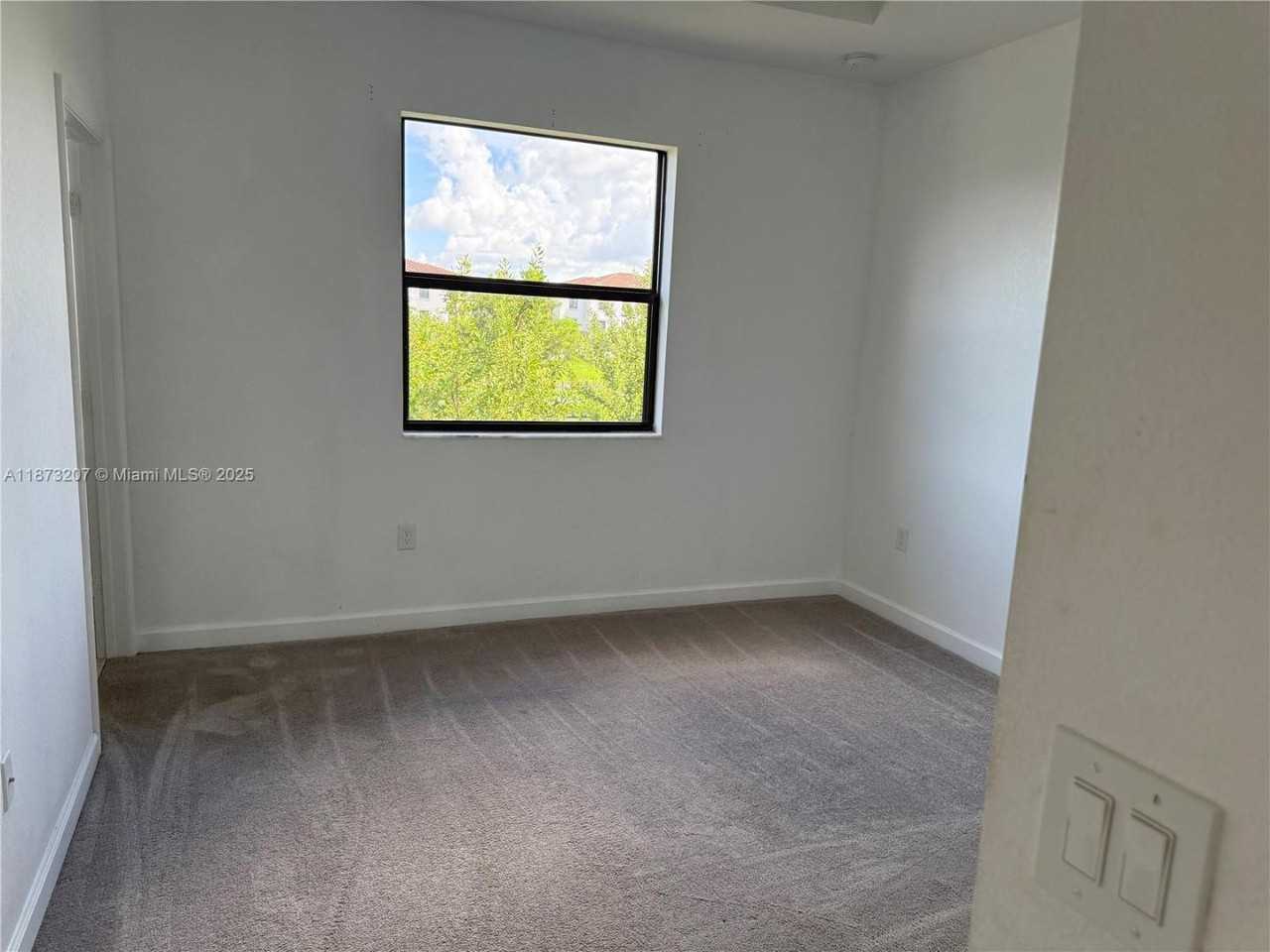 607 Ne 208th Ter - Photo 7 of 16