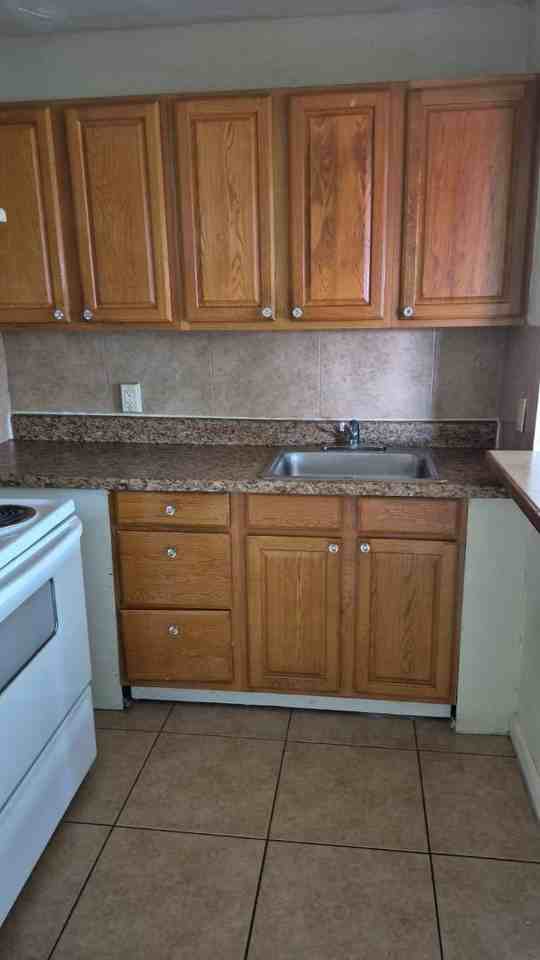 RB1 REALTY LLC-RIVIERA BEACH - Photo 7 of 31