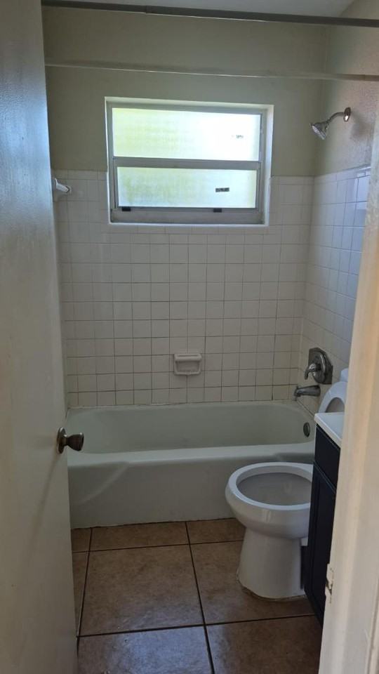 RB1 REALTY LLC-RIVIERA BEACH - Photo 7 of 24