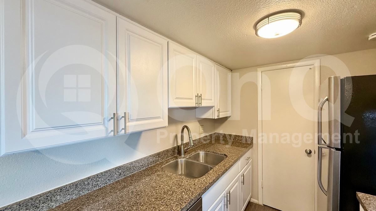 5304 W Hearn Rd - Photo 4 of 15