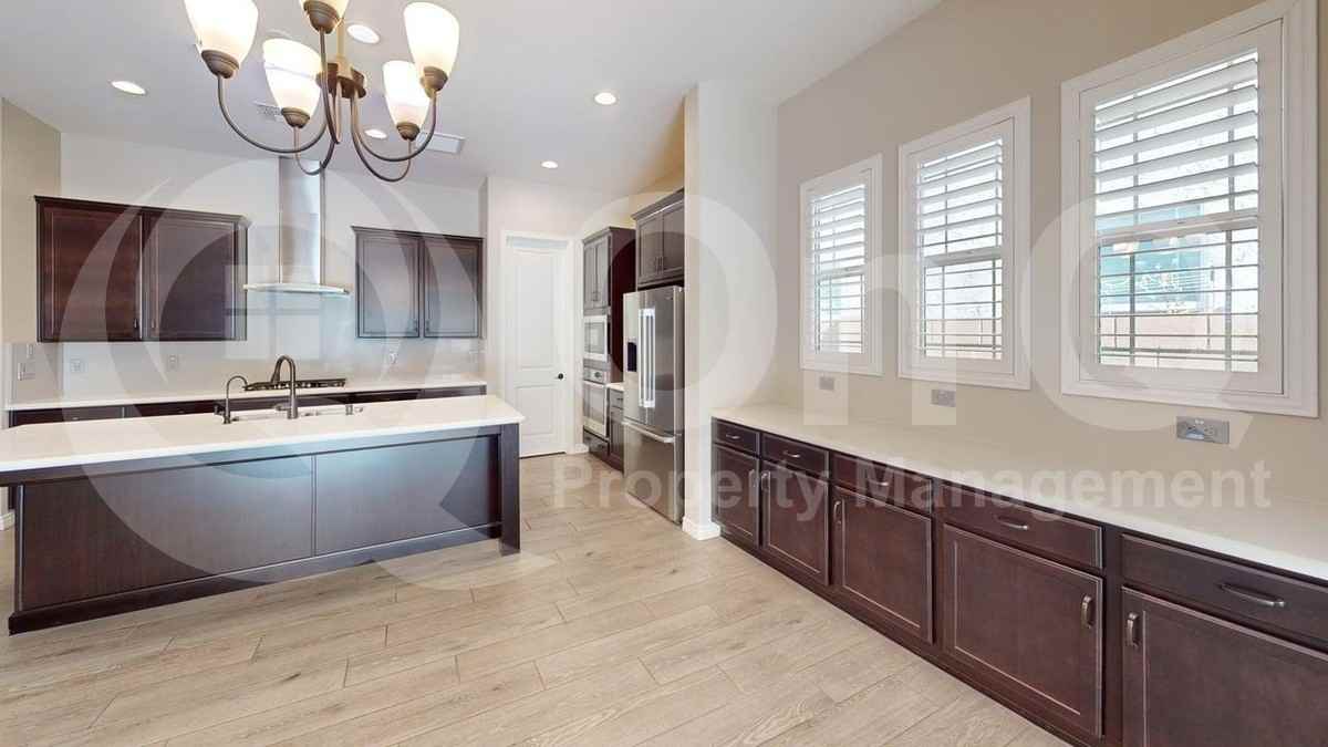 3507 E Robin Ln - Photo 5 of 29