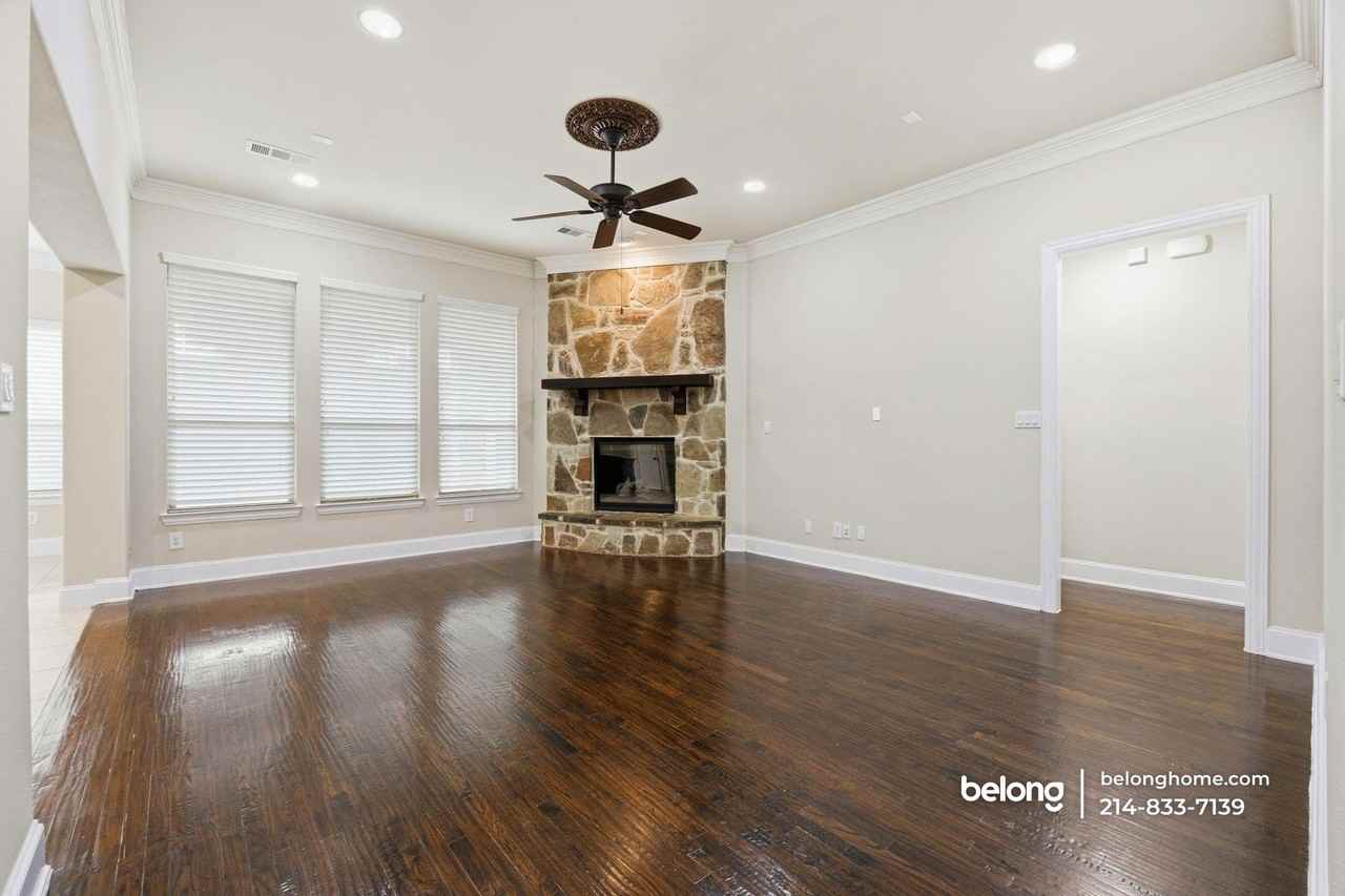 312 Paluxy Dr - Photo 6 of 31