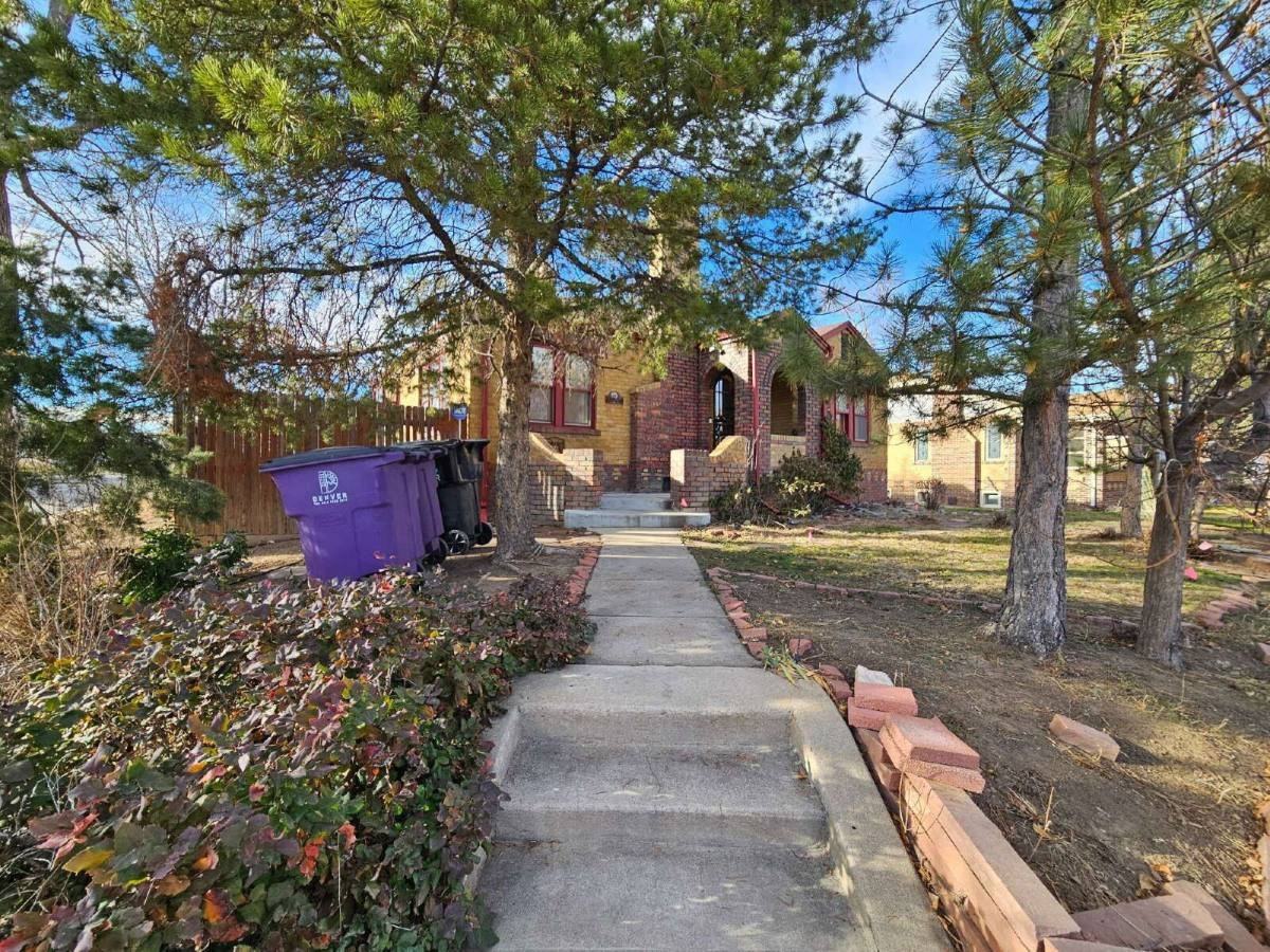 1401 Roslyn St - Photo 2 of 10