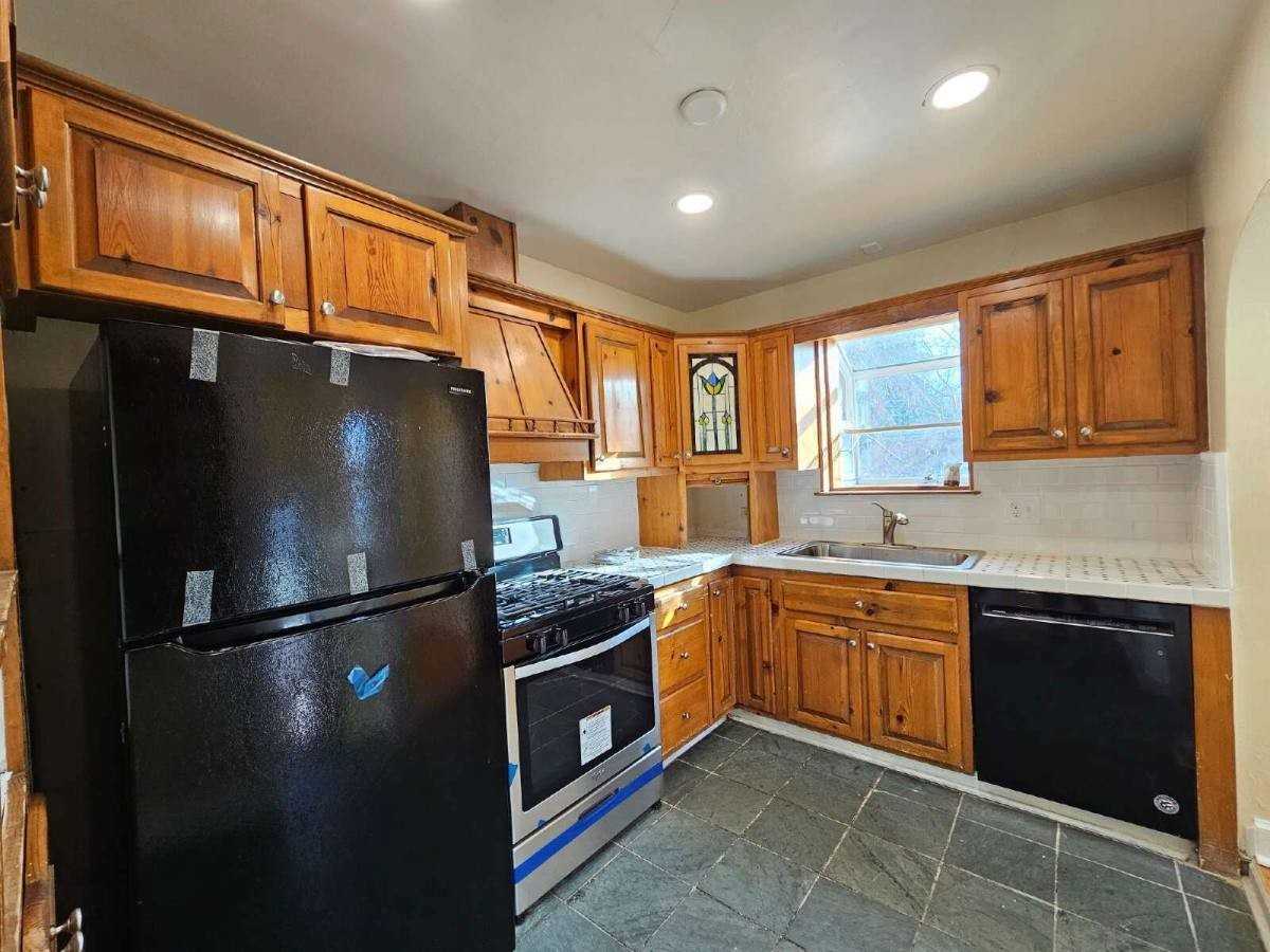 1401 Roslyn St - Photo 3 of 10