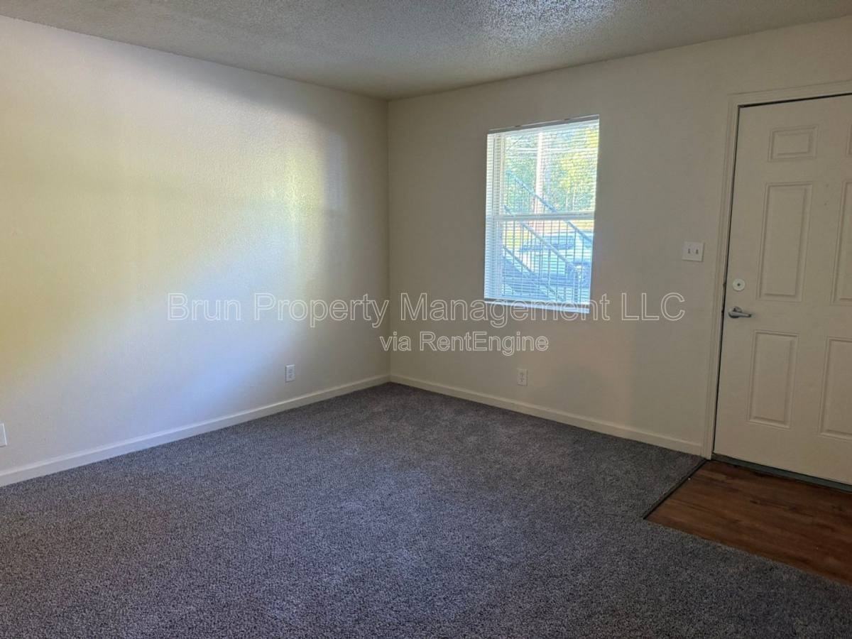 516 E Red Bud Rd - Photo 3 of 10