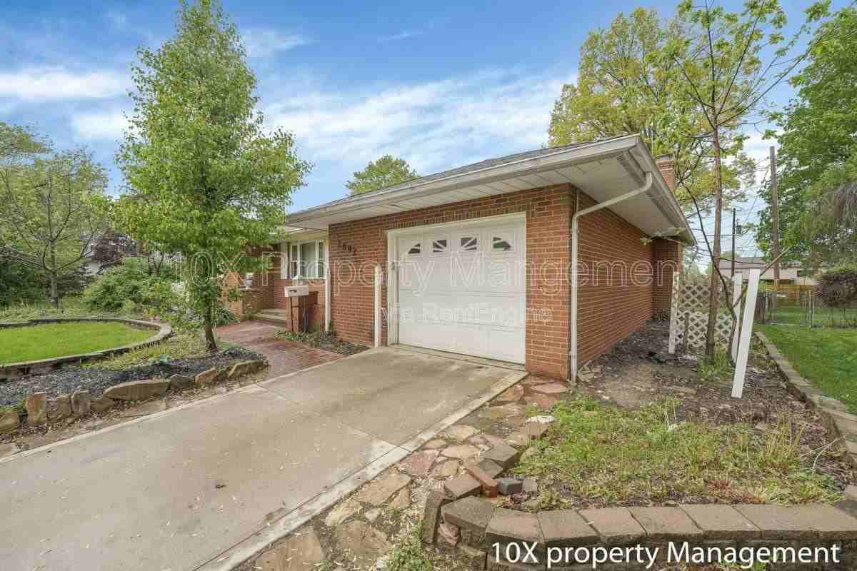 2892 Longfield Rd - Photo 3 of 10