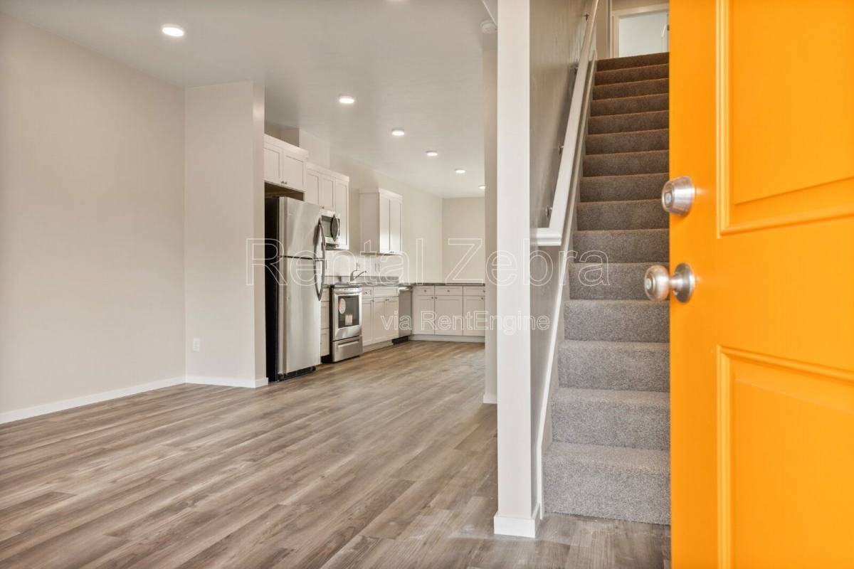 1682 Sw Salmon Ave - Photo 2 of 10