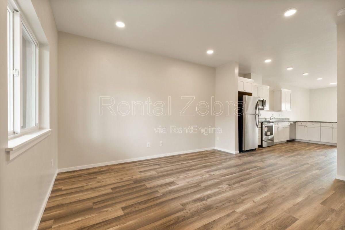 1682 Sw Salmon Ave - Photo 3 of 10