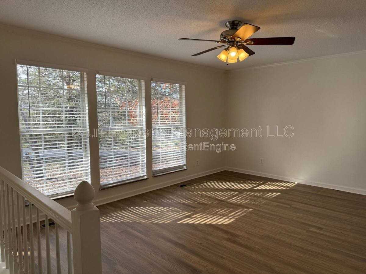 11105 Lake Hills Dr - Photo 4 of 10