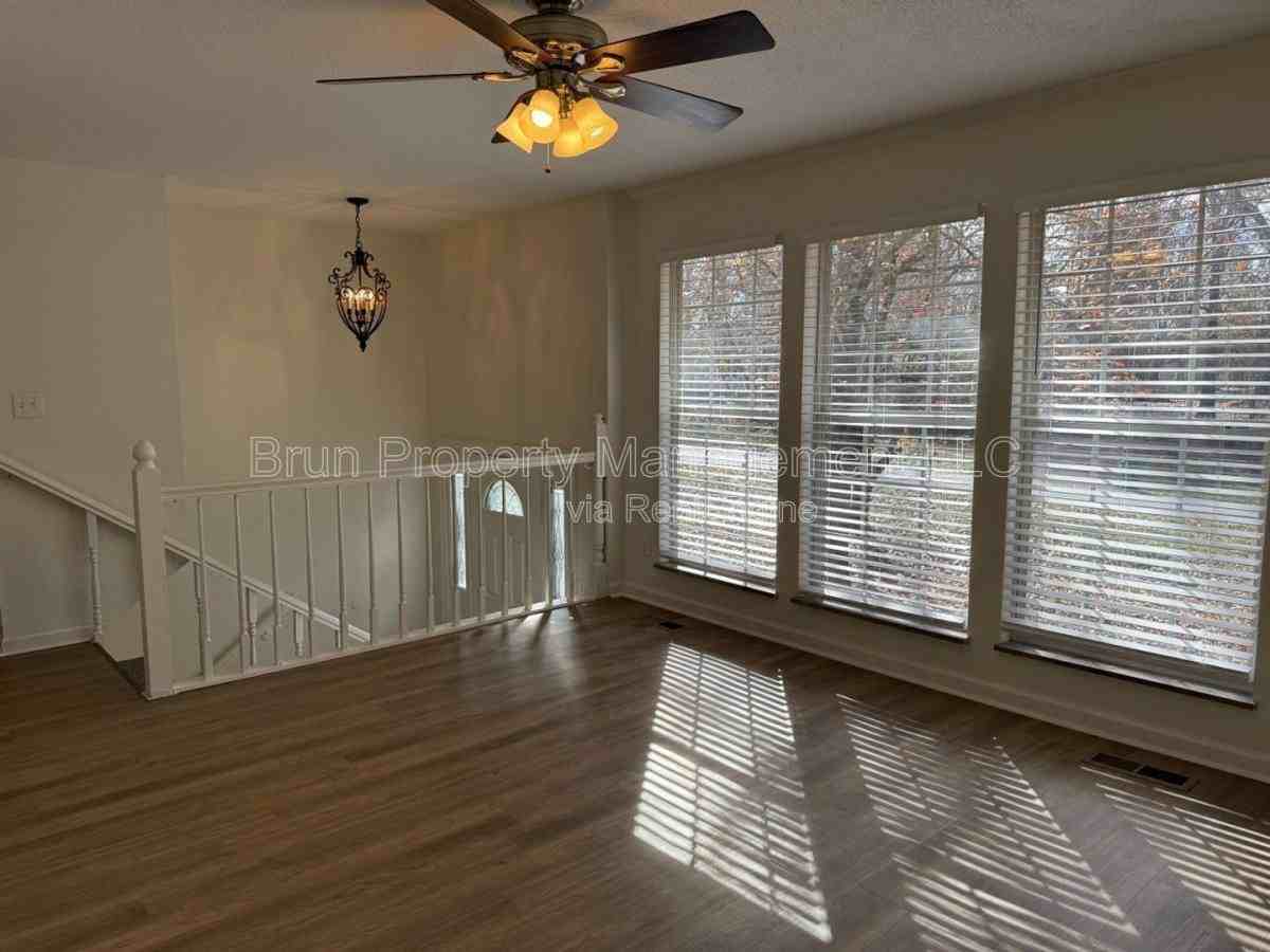 11105 Lake Hills Dr - Photo 5 of 10