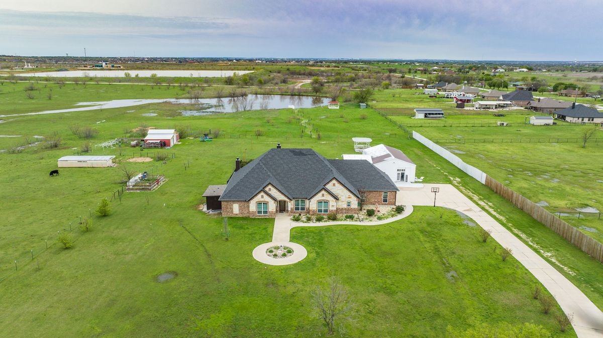 1192 Seaborn Rd - Photo 7 of 12