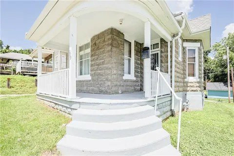 619 Hamburg St - Photo 2 of 28