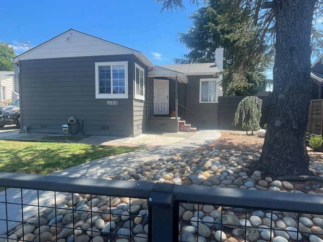 9850 Springfield St - Photo 6 of 20