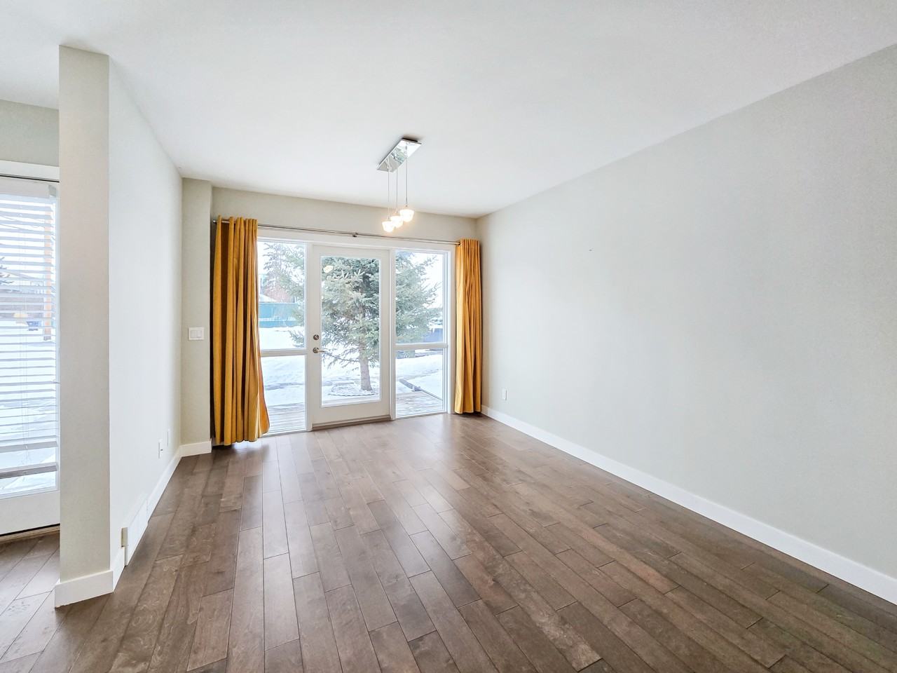 61 30 Ave Sw #NA - Photo 2 of 30