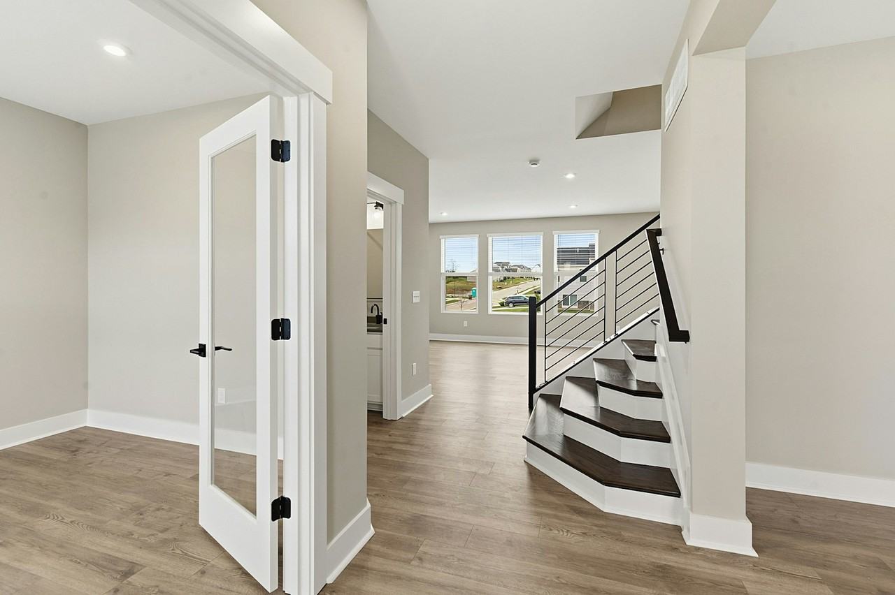 521 Coolmore Court - Photo 3 of 35