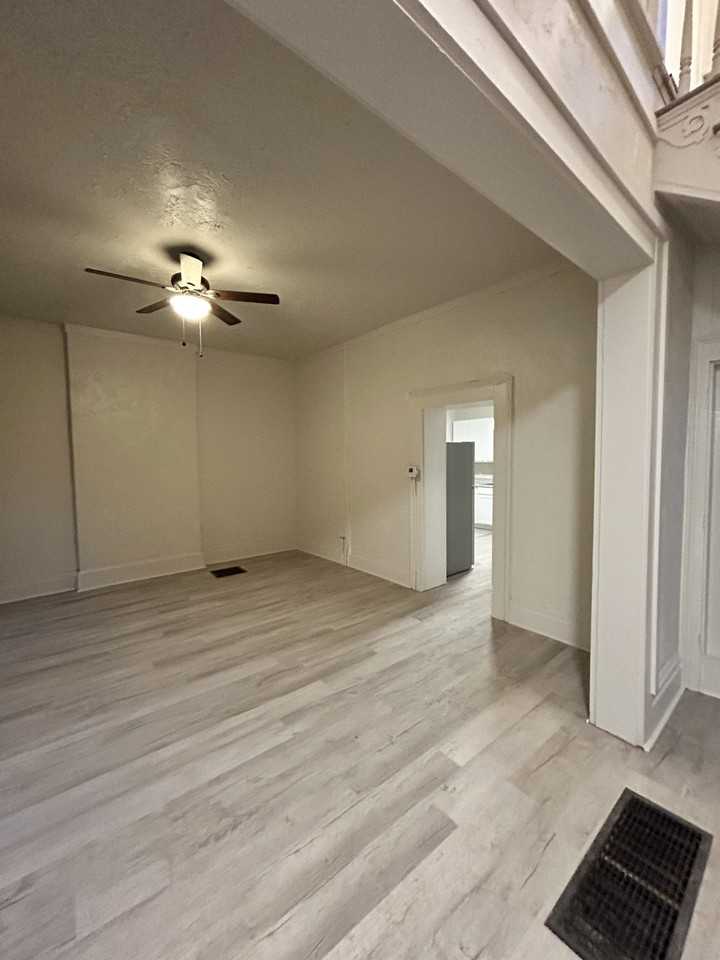 618 Woodlawn Ave #NA - Photo 3 of 20