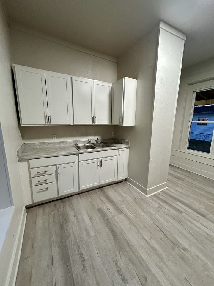 618 Woodlawn Ave #NA - Photo 4 of 20