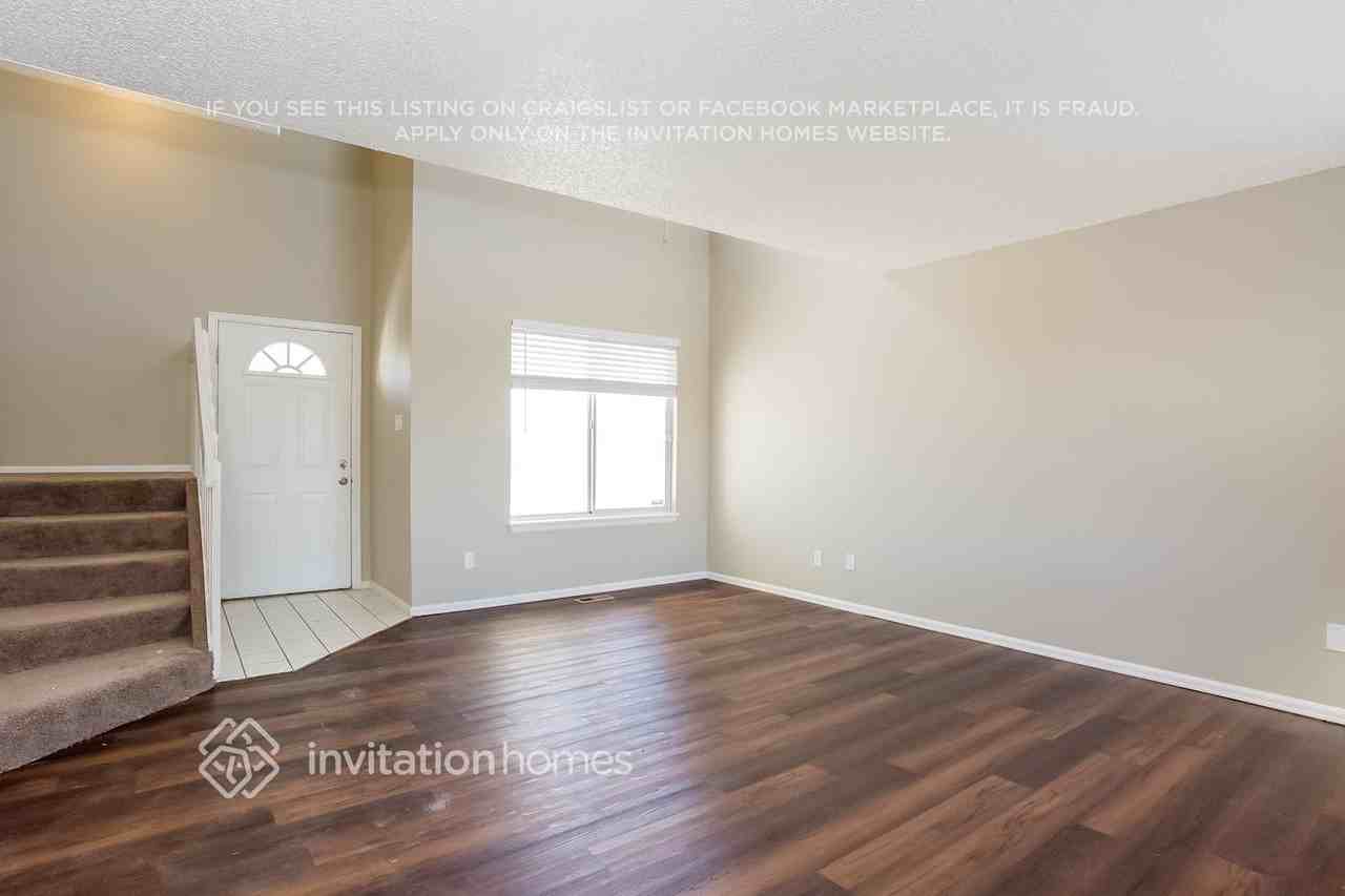 11001 Benton St - Photo 2 of 19