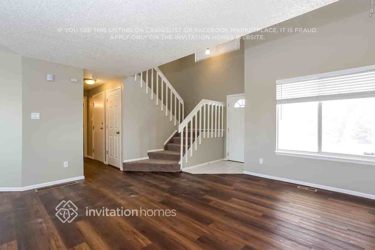 11001 Benton St - Photo 3 of 19