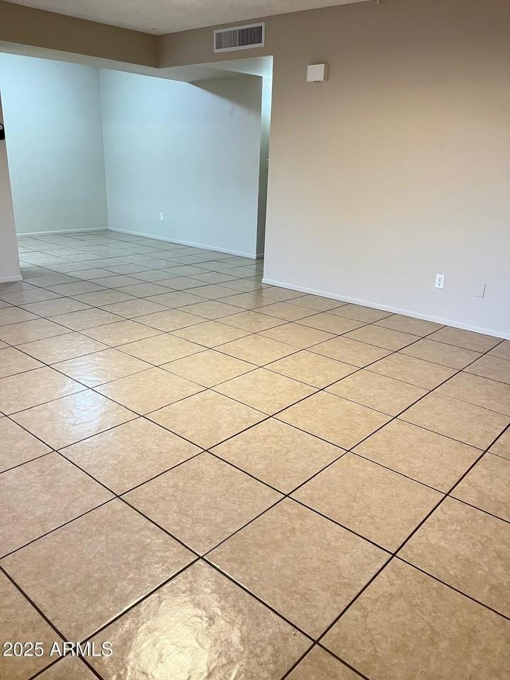 6010 W Augusta Ave - Photo 3 of 31