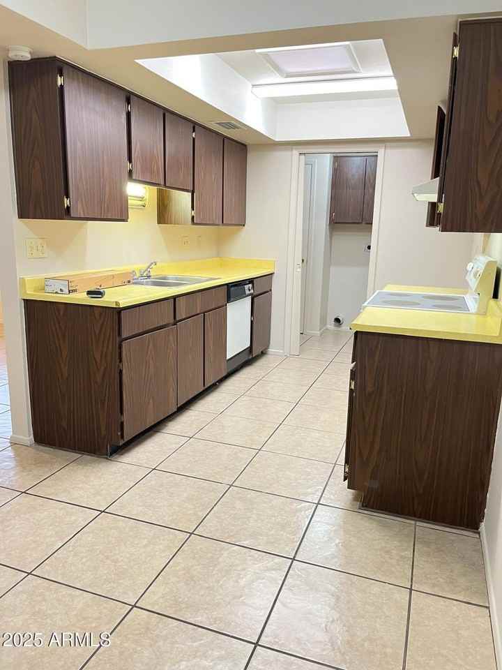 6010 W Augusta Ave - Photo 5 of 31