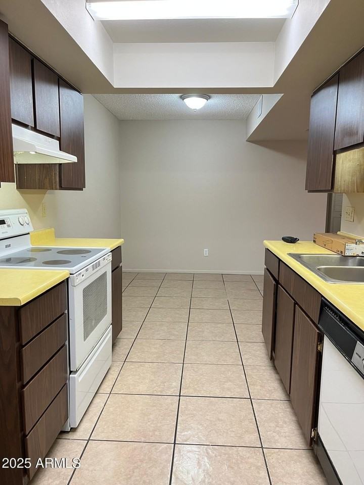 6010 W Augusta Ave - Photo 6 of 31