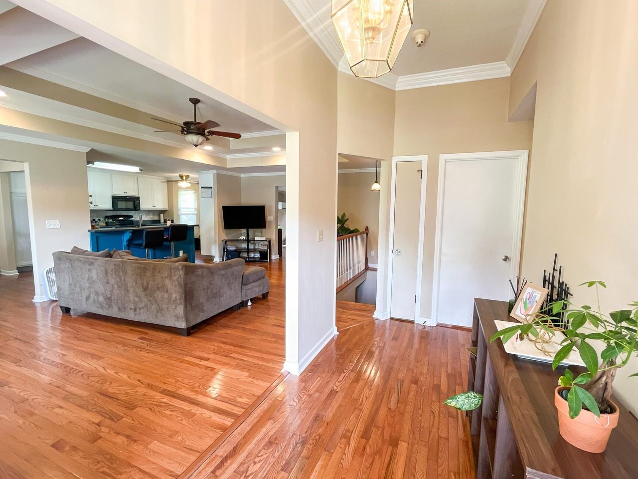 6413 Edgmon Dr - Photo 5 of 42