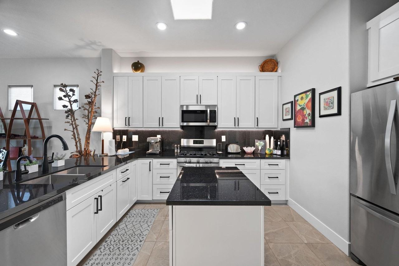 105 Kavenish Dr - Photo 6 of 29