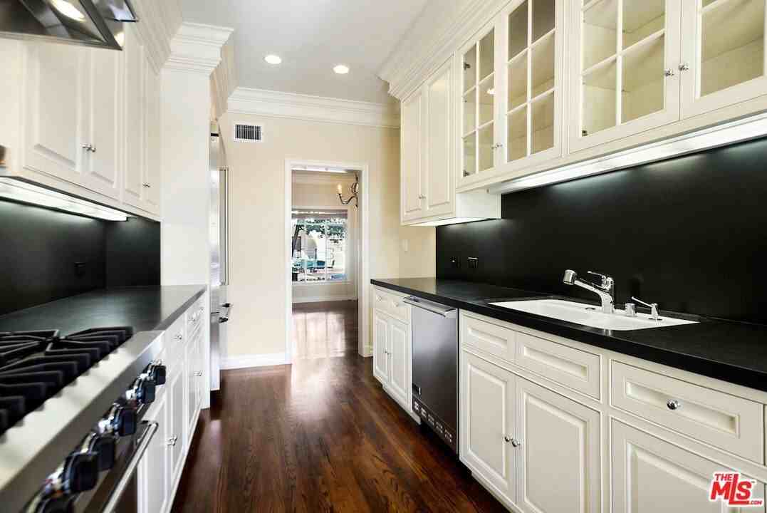 157 S Rodeo Dr - Photo 4 of 7