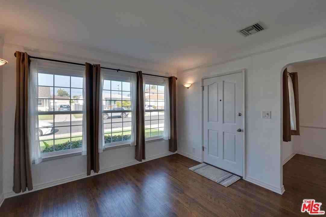 6408 W 82nd St - Photo 4 of 25