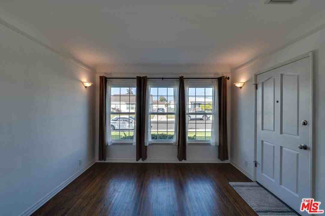 6408 W 82nd St - Photo 6 of 25