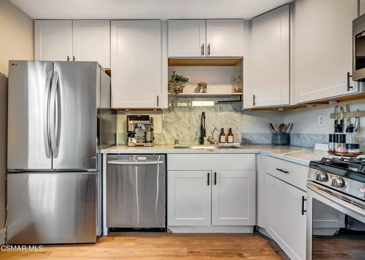 4878 Colony Dr - Photo 6 of 26