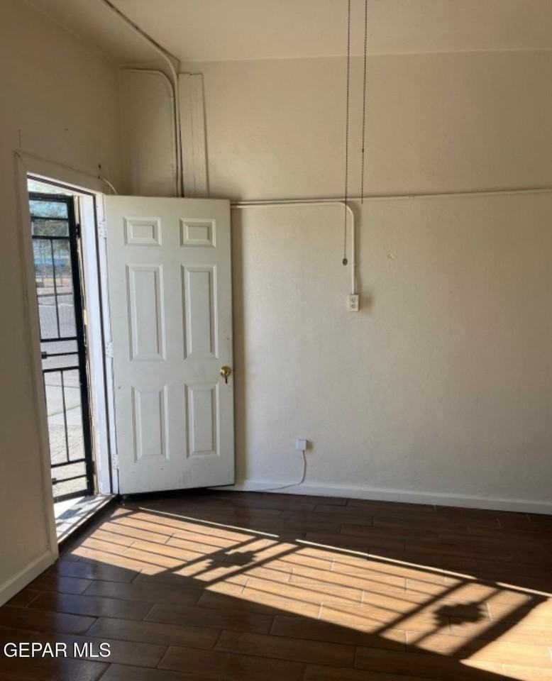 520 S Park St - Photo 3 of 9