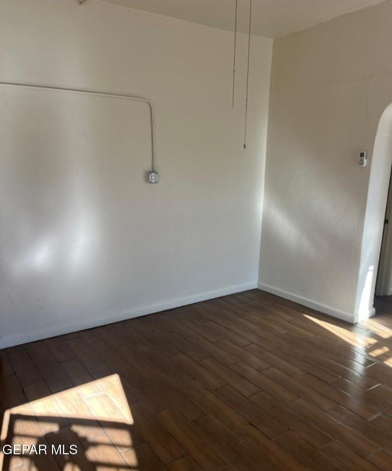 520 S Park St - Photo 5 of 9