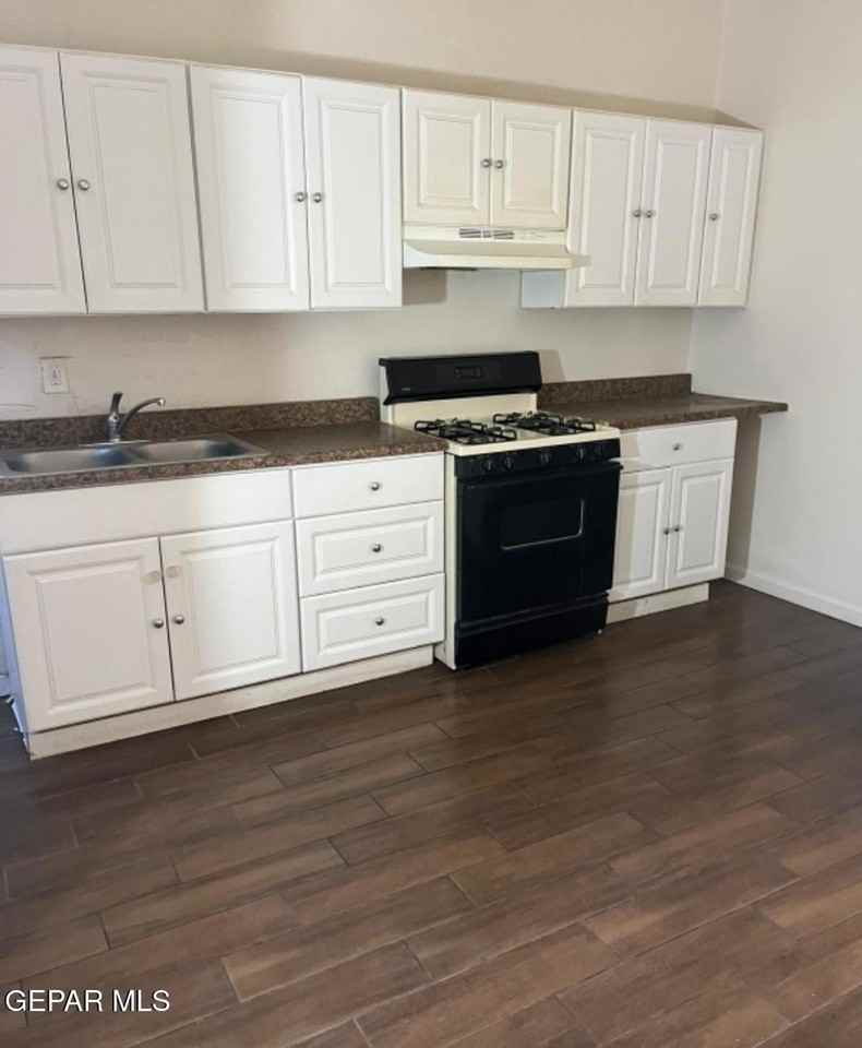 520 S Park St - Photo 6 of 9