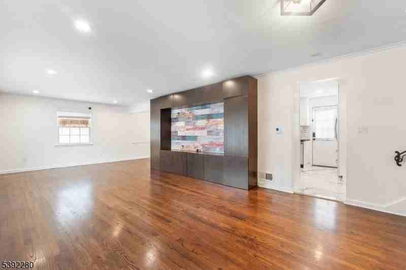 6 Nottingham Rd - Photo 3 of 47