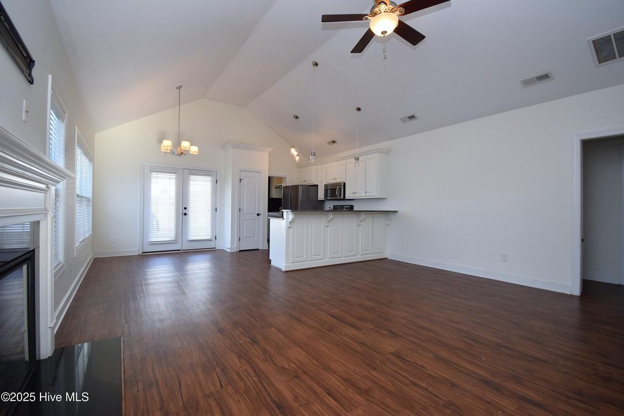 2401 Sawgrass Dr - Photo 2 of 20